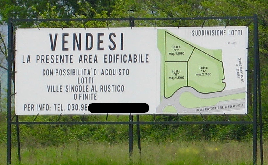 Timoline di Corte Franca, un cartellone esposto tempo fa sul dossetto: "Vendesi area edificabile"